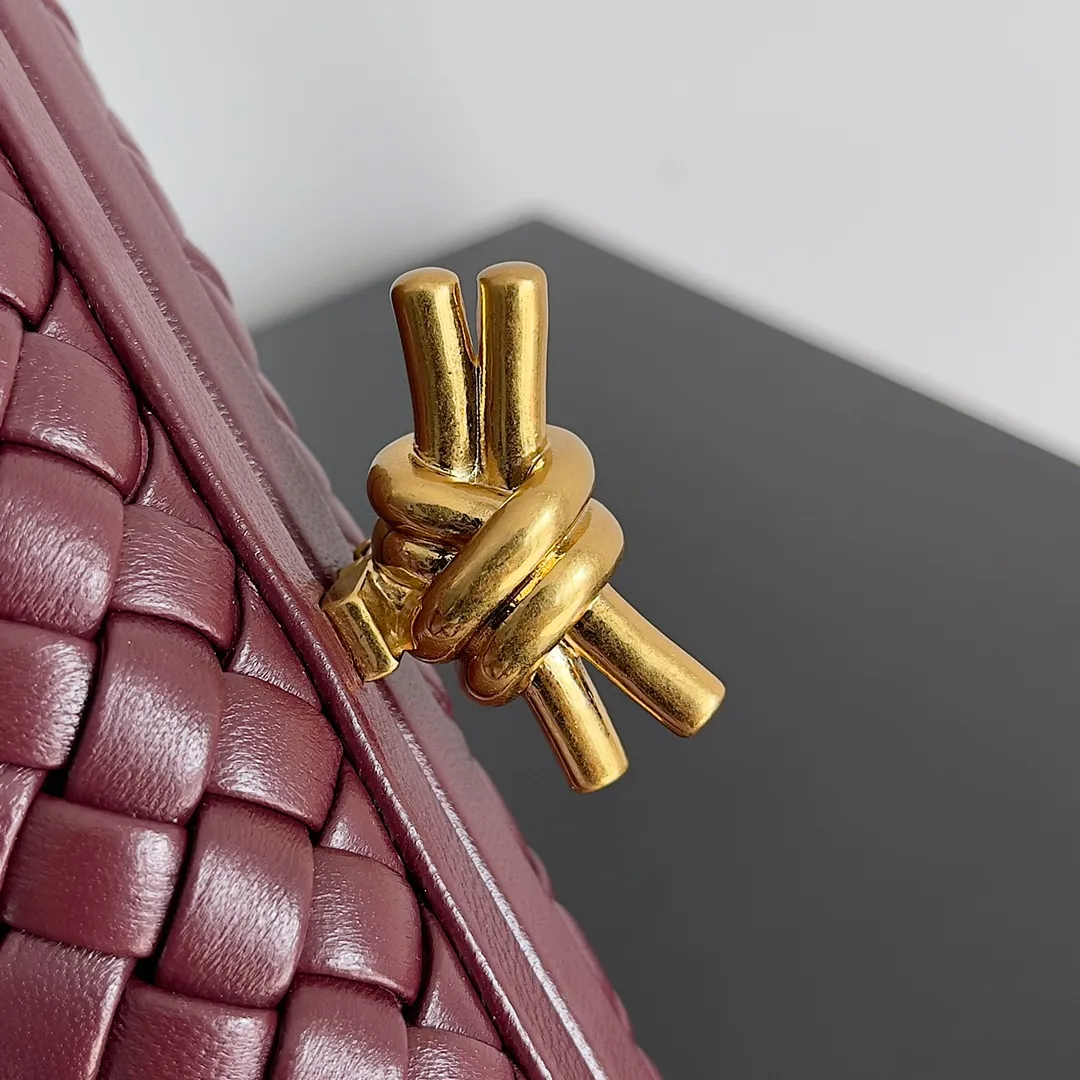 Batch 1860 BV Knot | The classic return of the evening bag. Original leather ➕ Stainless steel hardware ➕ 24k real gold plating ➕ Fully handmade. Those who know the history of our brand should have heard that the knot is a story of Bottega Veneta, and it is also one of the more important design elements. Matthieu Blazy's work this season sublimates Knot's classics, with a new knot design and a woven shoulder strap, plus Fouland Intreccio's weaving technology, adding some fashion to the retro and nostalgic feel of the past. Style number: 717622 Size: 20.5*6*12.5